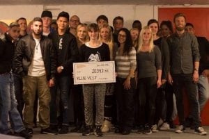 Eleverne fra Gør en forskel på Grundtvigs Højskole har indsamlet penge til Klub Vest i Hillerød
