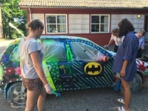 Grundtvigs elever i Maleri laver Action Painting og dekorerer højskolens lille bil
