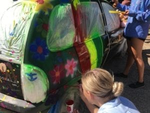 Grundtvigs elever i Maleri laver Action Painting og dekorerer højskolens lille bil