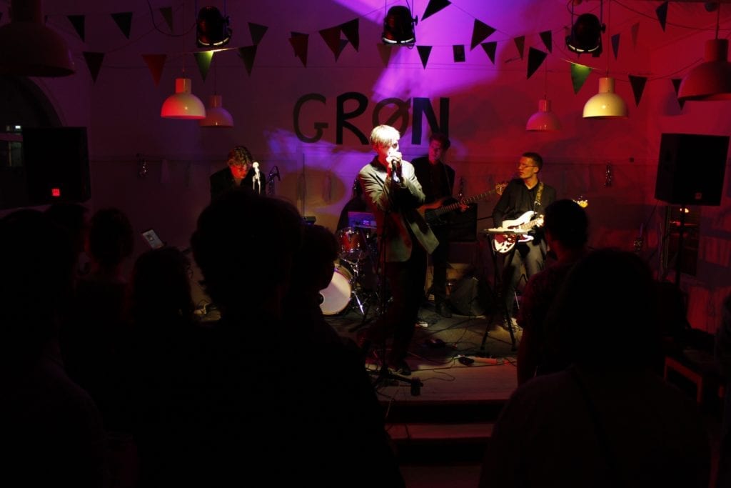 På Grundtvigs Højskole er der masser af fest og hygge. Her et billede fra Grundtvigs egen musikfestival.