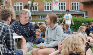 Elever fra Grundtvigs Højskole i Parken. Udendørs hygge og samtale.