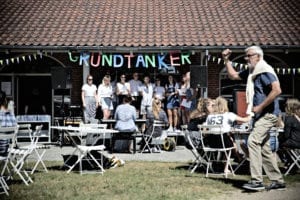 Grundtvigs Højskole afholder stort arrangement under navnet Grundtanker på Grundlovsdag med elevtaler, koncerter og masser af gæster udenfor.