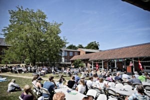Grundtvigs Højskole afholder stort arrangement under navnet Grundtanker på Grundlovsdag med elevtaler, koncerter og masser af gæster udenfor.
