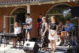 Elever fra Sangskrivning og Musik spiller udendørs koncert på terrassen ifm. Grundlovsdag og arrangementer Grundtanker