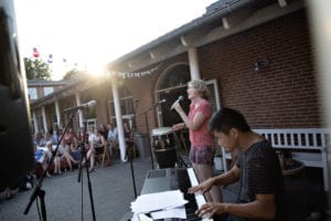 Sommerkursus på Grundtvigs Højskole. Udendørs koncert på terrassen.
