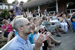Sommerkursus på Grundtvigs Højskole. Udendørs koncert på terrassen.