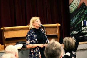 Sangerinde Katinka Bjerregaard er vært til Syng, spis og snak på Grundtvigs Højskole