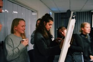 Fotoeleverne på Grundtvigs Højskole dømmer en fotokonkurrence i fotoklub i Hillerød