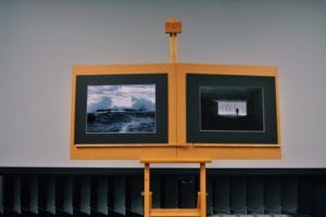 Fotoeleverne på Grundtvigs Højskole dømmer en fotokonkurrence i fotoklub i Hillerød