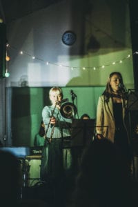 Eleverne på Grundtvigs Højskole afholder Åben Scene med musik sang teater standup poesi