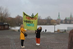 Eleverne fra Grundtvigs Højskole deltager i klimastrejke i Hillerød