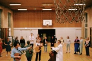 Musikelever på Grundtvigs Højskole spiller folkemusik til fejring af fastelavn