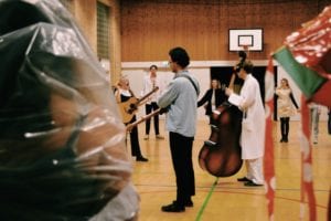 Musikelever på Grundtvigs Højskole spiller folkemusik til fejring af fastelavn