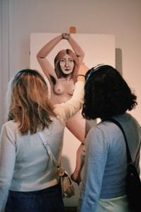 Elever fra Grundtvigs Højskoles hold i fotografi, maleri og tegning udstiller til Hillerød Kunstdage på Kunsthuset Annaborg
