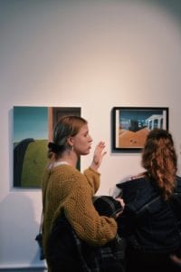 Elever fra Grundtvigs Højskoles hold i fotografi, maleri og tegning udstiller til Hillerød Kunstdage på Kunsthuset Annaborg