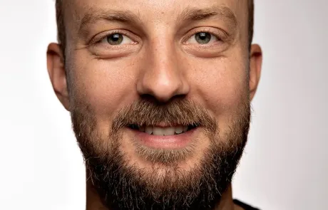 Emil Hageman Christensen er en engageret højskolelærer på Grundtvigs Højskole. Han brænder for eksistens, natur og bæredygtighed